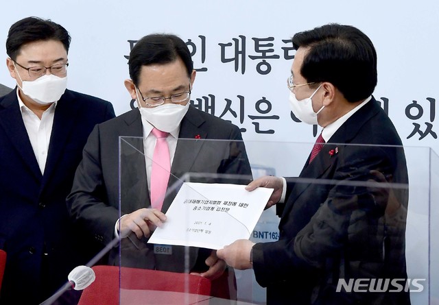 [서울=뉴시스] 최동준 기자 = 주호영 국민의힘 원내대표가 4일 서울 여의도 국회에서 열린 중소기업단체협의회 단체장 간담회에 앞서 김기문 중소기업중앙회장에게 '중대재해기업처벌법 제정에 대한 중소기업계 입장문'을 받고 있다. (공동취재사진) 2021.01.04. photo@newsis.com