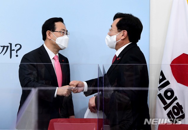 [서울=뉴시스] 최동준 기자 = 주호영 국민의힘 원내대표가 4일 서울 여의도 국회에서 중소기업단체협의회 단체장 간담회에 앞서 김기문 중소기업중앙회장과 인사하고 있다. (공동취재사진) 2021.01.04. photo@newsis.com