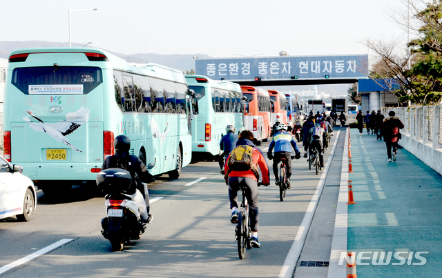 [울산=뉴시스] 배병수 기자 = 신축년 새해 첫 출근일인 4일 오후 현대자동차 울산공장 2조 근로자들이 오토바이와 자전거를 타고 북구 현대차 명촌 정문으로 첫 출근을 하고 있다. 2021.01.04. bbs@newsis.com.