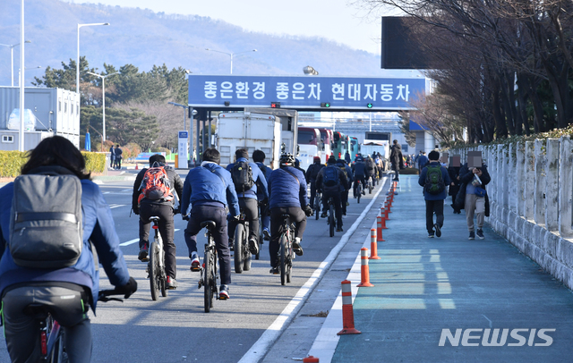 [울산=뉴시스] 배병수 기자 = 신축년 새해 첫 출근일인 4일 오후 현대자동차 울산공장 2조 근로자들이 오토바이와 자전거를 타고 북구 현대차 명촌 정문으로 첫 출근을 하고 있다. 2021.01.04. bbs@newsis.com.