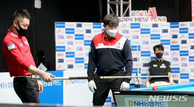 [서울=뉴시스] 박민석 기자 = 4일 서울 강서구 메이필드호텔에서 열린 PBA-LPBA TOUR 제3차전 NH농협카드 챔피언십 대회 준결승전에서 서현민이 경기를 펼치고 있다. (사진=PBA투어 제공) 2021.01.04. photo@newsis.com