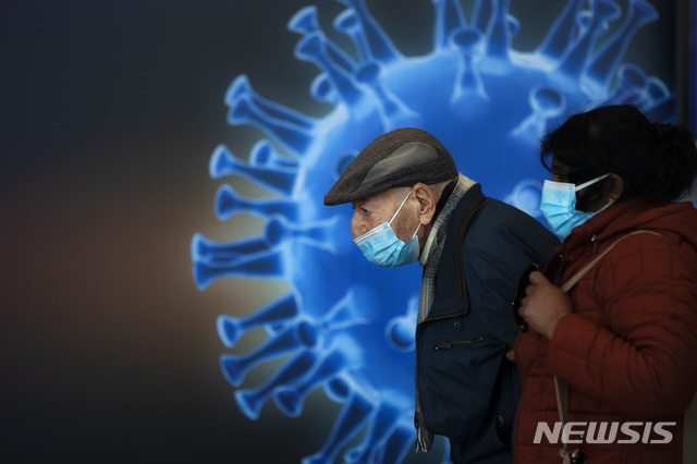 [예루살렘=AP/뉴시스]4일(현지시간) 이스라엘 예루살렘의 한 코로나19 백신 센터에서 마스크를 쓴 사람들이 백신 접종을 기다리고 있다. 2021.01.04.