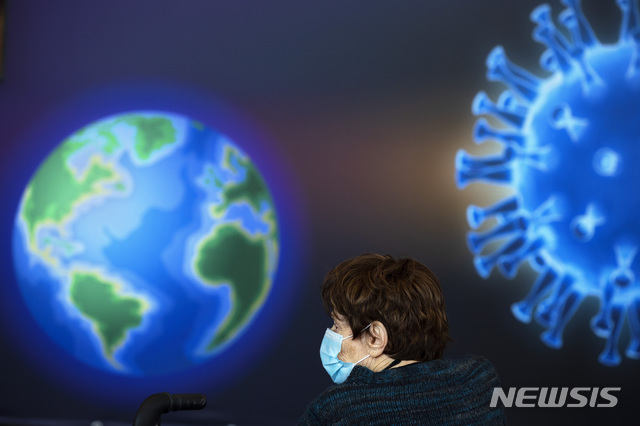 [예루살렘=AP/뉴시스]4일(현지시간) 이스라엘 예루살렘의 코로나19 백신 센터에서 마스크를 쓴 한 여성이 백신 접종을 기다리고 있다. 이스라엘의 코로나19 누적 확진자 수는 44만2187명, 사망자는 3433명으로 집계됐다. 2021.01.04.