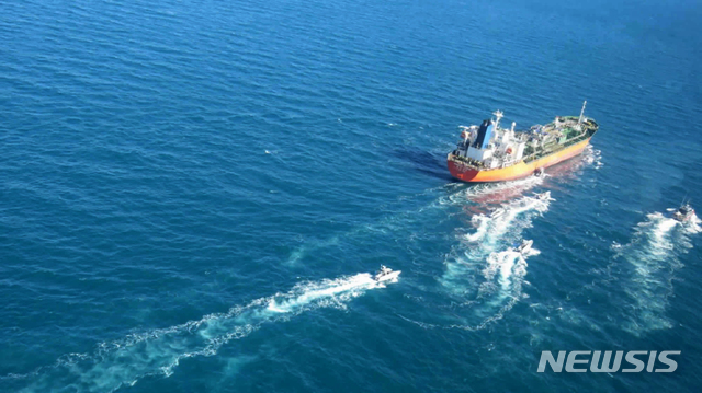 [AP/뉴시스] 4일(현지시간) 한국 국적의 유조선 'MT-한국케미호'가 걸프 해역(페르시아만)에서 이란 혁명수비대에 나포됐다. 사진은 이란 타스님통신이 보도하고 AP통신이 배포한 것으로 'MT-한국케미호' 주변을 선박 여러 대가 쫓는 모습을 확인할 수 있다. 2020.01.04. 
