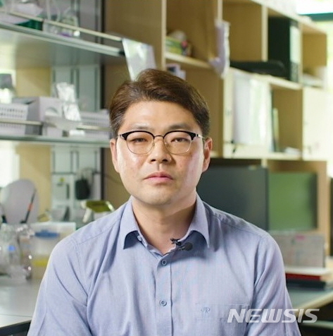 [서울=뉴시스] '성인의 뇌가 기억을 유지하는 방식'을 규명한 카이스트 생명과학과 정원석 교수 (제공=삼성전자)