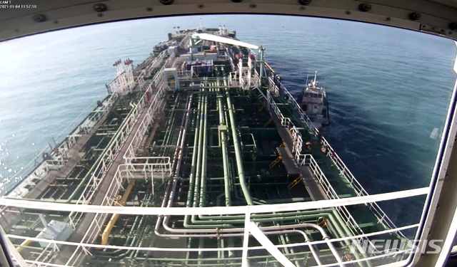 [부산=뉴시스] 아랍에미리트(UAE)를 향하던 한국 유조선 '한국케미호'(9797t)가 지난 4일 이란 혁명수비대에 나포됐다. 사진은 이란 혁명수비대 함정이 한국케미호에 접근하는 모습이 촬영된 CCTV영상. (사진=타이쿤쉽핑 제공). 2021.01.05. photo@newsis.com 