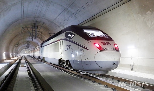 [대전=뉴시스] 터널을 달리고 있는 SRT.