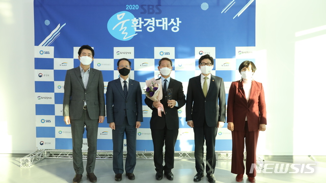 [전주=뉴시스]윤난슬 기자 = 전북대학교는 오창환 교수(자연대 지구환경과학과)가 'SBS 물환경대상'을 받았다고 5일 밝혔다.(사진=전북대 제공) 