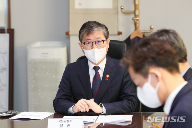 [서울=뉴시스]변창흠 국토교통부 장관은 5일 서울시, 경기도와 한국주택토지공사(LH), 주택도시보증공사(HUG), 서울주택도시공사(SH), 경기주택도시공사(GH), 한국주택협회, 대한주택건설협회, 한국부동산개발협회 등 주택공급 관련 민관 핵심기관이 참여한 정책 간담회를 영상회의로 개최했다. (사진 = 국토부 제공)