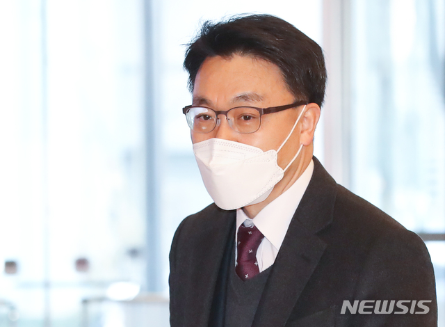 [서울=뉴시스]조수정 기자 = 김진욱 고위공직자범죄수사처장 후보자가 지난 5일 오전 서울 종로구 인사청문회 준비사무실로 출근하고 있다. 2021.01.05. chocrystal@newsis.com