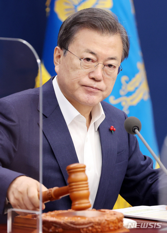 [서울=뉴시스]추상철 기자 =문재인 대통령이 5일 오전 청와대 여민관에서 영상으로 열린 2021년 제1회 국무회의를 주재하고 있다. 2021.01.05. scchoo@newsis.com