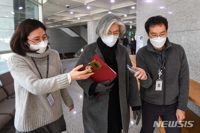 [서울=뉴시스]김명원 기자 = 강경화 외교부 장관이 5일 서울 종로구 외교부 청사에서 취재진에게 질문 받고 있다. 2021.01.05. (공동취재사진) photo@newsis.com