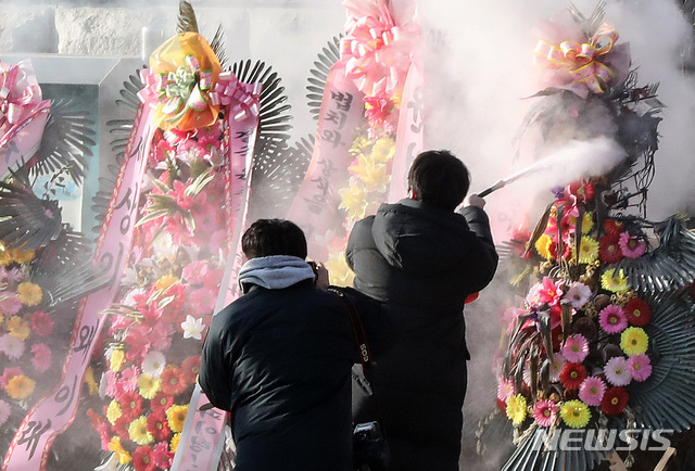 [서울=뉴시스]김병문 기자 = 지난 5일 오전 서울 서초구 대검찰청 앞에서 한 남성이 화환에 불이 붙이자 대검찰청 관계자들이 화재를 소화기로 진화하고 있다 2021.01.05. dadazon@newsis.com