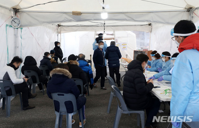 [서울=뉴시스]홍효식 기자 = 신종 코로나바이러스 감염증(코로나19) 신규 확진자가 715명으로 집계된 5일 서울 서대문구 신촌기차역 공영주차장에 마련된 임시선별진료소에서 시민들이 검사를 받기 위해 대기하고 있다. 2021.01.05. yesphoto@newsis.com