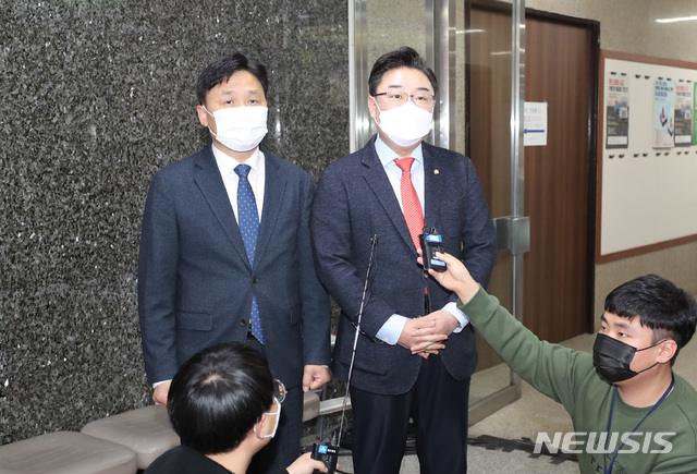 [서울=뉴시스]전진환 기자 = 김영진 더불어민주당 원내수석부대표와 김성원 국민의힘 원내수석부대표가 5일 오전 서울 여의도 국회에서 여야 원내대표 회동결과를 설명하고 있다. 2021.01.05. amin2@newsis.com 