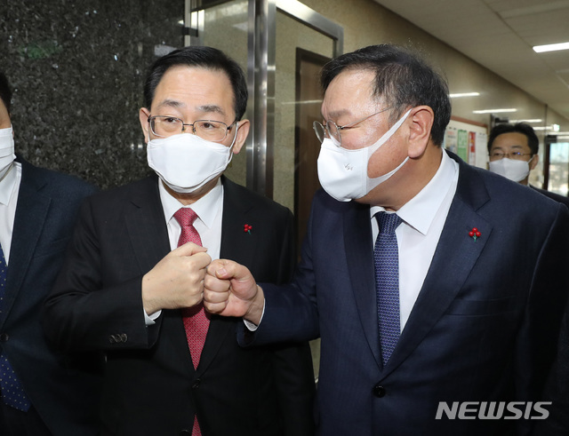 [서울=뉴시스]전진환 기자 = 김태년 더불어민주당 원내대표가 주호영 국민의힘 원내대표와 5일 오전 서울 여의도 국회에서 본회의 개최 논의를 마치고 주먹인사를 하고 있다. 2021.01.05. amin2@newsis.com 