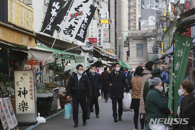 [도쿄=AP/뉴시스] 지난 5일 일본 도쿄 쓰키지 수산시장에서 신종 코로나바이러스 감염증(코로나19) 감염 예방을 위해 마스크를 쓴 쇼핑객들이 구경하고 있다. 일본 정부는 오는 7일 긴급사태 선언을 발령할 전망이다. 2020.01.06. 