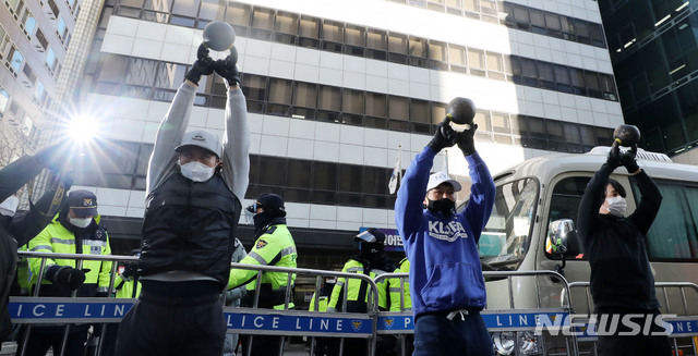 [서울=뉴시스] 박주성 기자 = 대한민국 기능성 피트니스 협회 관계자들이 5일 오후 서울 영등포구 더불어민주당 당사 앞에서 모든 실내체육시설에 대해 형평성 있고 합리적인 정책 추진을 요청하며 크로스핏 동작을 하고 있다. 2021.01.05. park7691@newsis.com