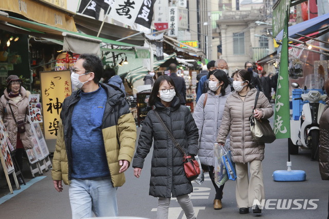 [도쿄=AP/뉴시스]지난 5일 일본 도쿄의 츠키지 수산 시장에서 코로나19 확산 방지를 위해 마스크를 쓴 시민들이 장을 보러 나와 둘러보고 있다. 2021.01.05.