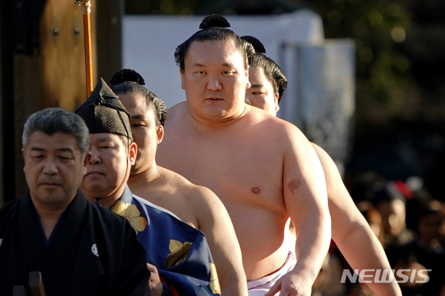 [도쿄=AP/뉴시스]몽골 출신의 일본 최고 스모선수 하쿠호가 코로나19 양성 판정을 받았다고 일본 스모협회(JSA)가 5일 밝혔다. 하쿠호는 후각을 잃은 후 코로나19 검사를 받고 양성 판정을 받은 것으로 알려졌다. 사진은 2018년 1월 9일, 하쿠호(오른쪽 두 번째)가 도쿄 메이지 신사에서 열린 스모 관련 행사에 참석한 모습. 2021.01.05.