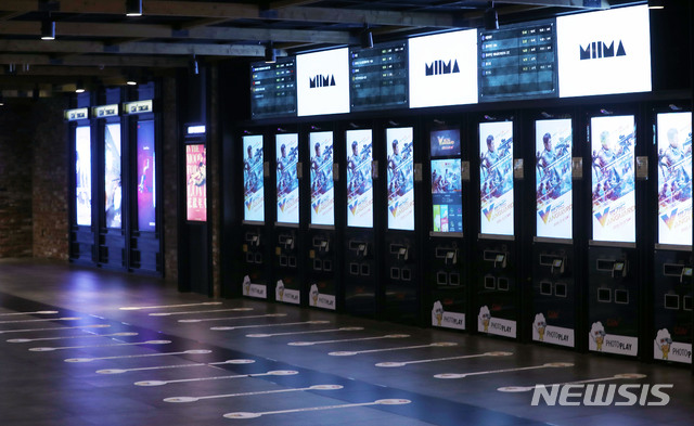 [서울=뉴시스]홍효식 기자 = 신종 코로나바이러스 감염증(코로나19) 여파로 극장 관객수와 매출이 급감한 5일 서울의 한 영화관이 한산한 모습을 보이고 있다. 5일 영화진흥위원회 영화관입장권 통합전산망에 따르면 전날(4일) 영화관을 방문한 관람객 수는 1만4519명으로 공식 통계 사상 최저 관객수를 기록했다. 2021.01.05. yesphoto@newsis.com