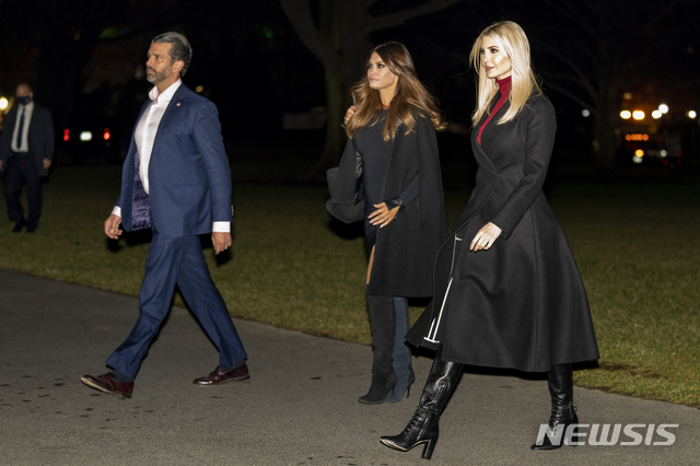 [워싱턴=AP/뉴시스] 5일(현지시간) 미국 워싱턴 백악관에 도착한 도널드 트럼프 당시 대통령의 아들 도널드 트럼프 주니어(왼쪽부터), 주니어의 여자친구 킴벌리 길포일, 장녀 이방카 트럼프. 2021.01.21. 