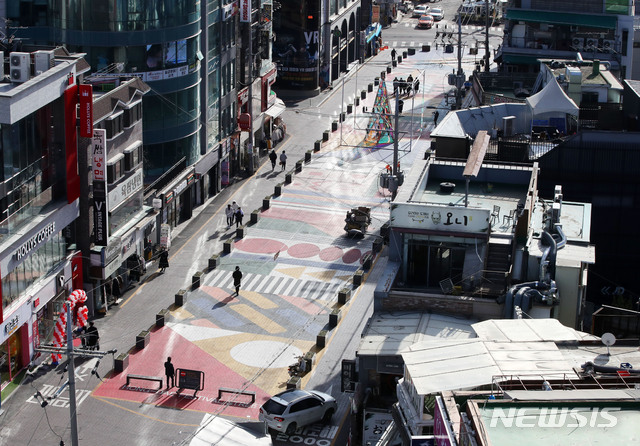 [서울=뉴시스]고범준 기자 = 신종 코로나바이러스 감염증(코로나19) 신규 확진자가 715명으로 집계되면서 이틀 만에 1000명 아래로 감소한 5일 오후 서울 홍대거리가 한산한 모습을 보이고 있다. 중앙재난안전대책본부는 오는 17일까지 수도권의 '사회적 거리두기' 단계를 2.5단계로 유지하기로 했다. 2021.01.05. bjko@newsis.com