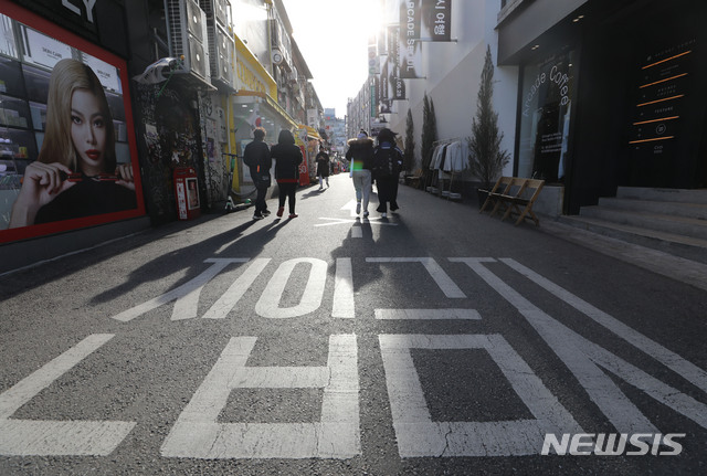 [서울=뉴시스]고범준 기자 = 신종 코로나바이러스 감염증(코로나19) 신규 확진자가 715명으로 집계되면서 이틀 만에 1000명 아래로 감소한 지난 5일 오후 서울 홍대거리가 한산한 모습을 보이고 있다. 중앙재난안전대책본부는 오는 17일까지 수도권의 '사회적 거리두기' 단계를 2.5단계로 유지하기로 했다. 2021.01.05. bjko@newsis.com
