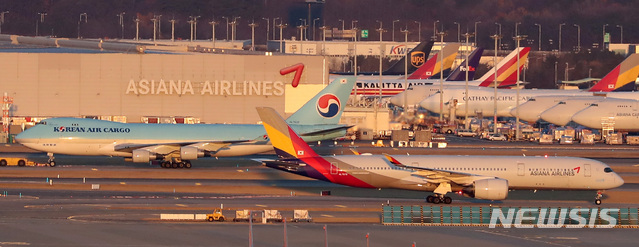 [인천공항=뉴시스]이영환 기자 = 지난 1월5일 오후 인천국제공항 전망대에서 바라본 계류장에 대한항공과 아시아나항공 비행기가 교차하고 있다. 2021.04.05. 20hwan@newsis.com