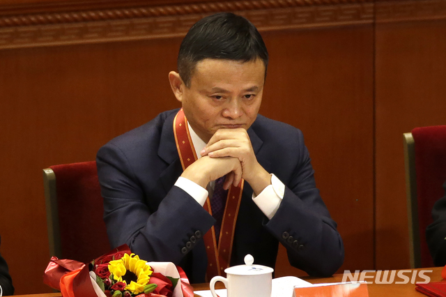 [베이징=AP/뉴시스] 2018년 12월18일(현지시간) 중국 베이징 인민대회당에서 중국 개혁개방정책 40주년 경축 행사가 열렸다. 사진은 이 행사에 참석한 알리바바 창업자 마윈(馬雲)의 모습. 2021.01.06. 