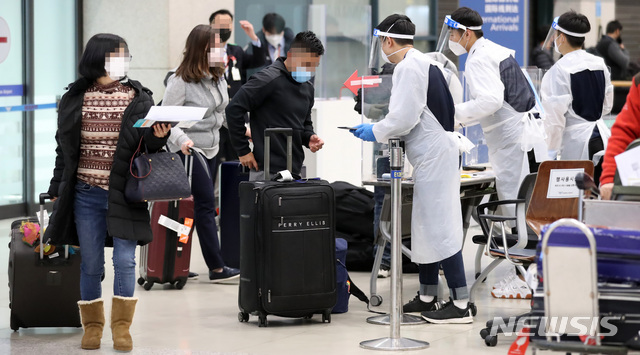 [인천공항=뉴시스]이영환 기자 = 인천국제공항 제1여객터미널에서 육군 검역지원단 대원들이 입국 승객들을 안내하고 있다. 2021.01.05. 20hwan@newsis.com