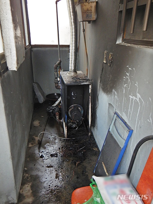 [대구=뉴시스]이지연 기자 = 지난 2일 오후 11시께 대구 동구 신암동의 한 단독주택 2층 보일러실에서 화재가 발생했다. 보일러실에 설치해 둔 단독경보형감지기가 작동해 화를 면했다. (사진=동부소방서 제공) 2021.01.06. photo@newsis.com