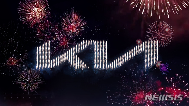 [서울=뉴시스]기아차는 6일 신규 로고와 브랜드 슬로건을 공개하는 로고 언베일링 행사를 열었다. 기아자동차 디지털 채널을 통해 진행된 언베일링 행사는 총 303대의 드론이 하늘에서 불꽃을 내뿜으며 기아차의 새로운 로고를 그리는 형식으로 진행됐다. (사진=기아차 제공) photo@newsis.com 