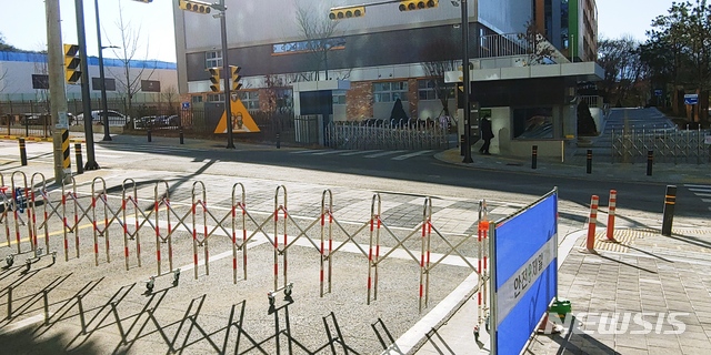 [의정부=뉴시스]이호진 기자 = 오는 5월 말 입주 예정인 대규모 아파트 단지 주출입구에서 바라본 훈민초등학교 정문. 양 옆으로 학생들이 등하굣길에 지나게 될 횡단보도가 보인다. 2021.01.06. asake@newsis.com 
