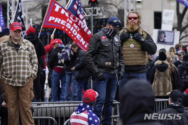 [워싱턴=AP/뉴시스] 5일(현지시간) 미국 워싱턴D.C. 프리덤 플라자에서 도널드 트럼프 대통령 지지자들이 집회에 참석한 모습. 2021.01.06. 