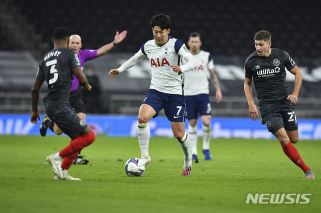[런던=AP/뉴시스]손흥민이 5일(현지시간) 영국 런던의 토트넘 홋스퍼 스타디움에서 열린 2020-21시즌 카라바오컵(리그컵) 브렌트포드와의 준결승전에 선발 출전해 드리블하고 있다. 손흥민은 후반 25분 팀의 두 번째 골을 넣어 유럽 무대 개인 통산 150호 골을 기록하며 토트넘의 2-0 승리에 이바지했다. 2021.01.06.