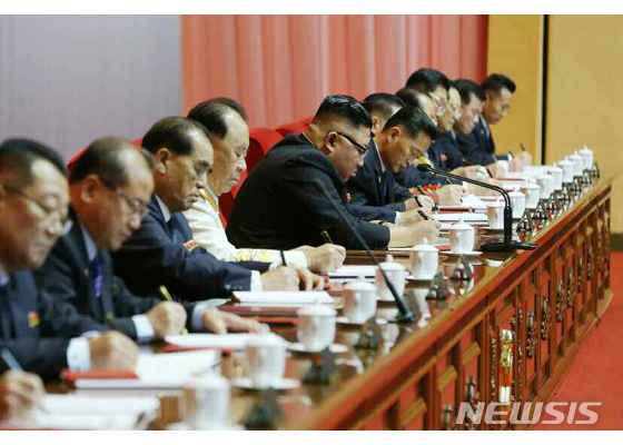 [서울=뉴시스]북한 노동신문은 지난 5일 평양에서 노동당 제8차 대회가 열렸다고 6일 보도했다. 8차 대회에는 김정은 국무위원장이 참석했다. 2021.01.06. (사진=노동신문 캡쳐) photo@newsis.com