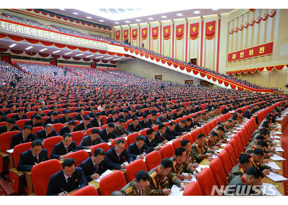 [서울=뉴시스]북한 노동신문은 지난 5일 평양에서 노동당 제8차 대회가 열렸다고 6일 보도했다. 8차 대회에는 김정은 국무위원장이 참석했다. 2021.01.06. (사진=노동신문 캡쳐) photo@newsis.com