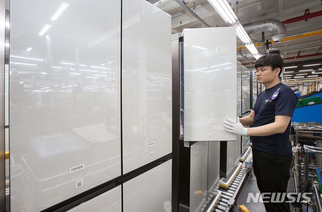 [서울=뉴시스]광주광역시 광산구 하남산단 6번로에 위치한 삼성전자 광주사업장에서 직원들이 '비스포크 냉장고'를 생산하는 모습. 2021.01.06. (사진=삼성전자 제공) photo@newsis.com