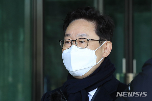 [서울=뉴시스] 박민석 기자 = 박범계 법무부 장관 후보자가 6일 오전 서울 서초구 서울고등검찰청에 마련된 인사청문회 준비 사무실로 출근하기에 앞서 취재진의 질문에 답변하고 있다. 2021.01.06. mspark@newsis.com