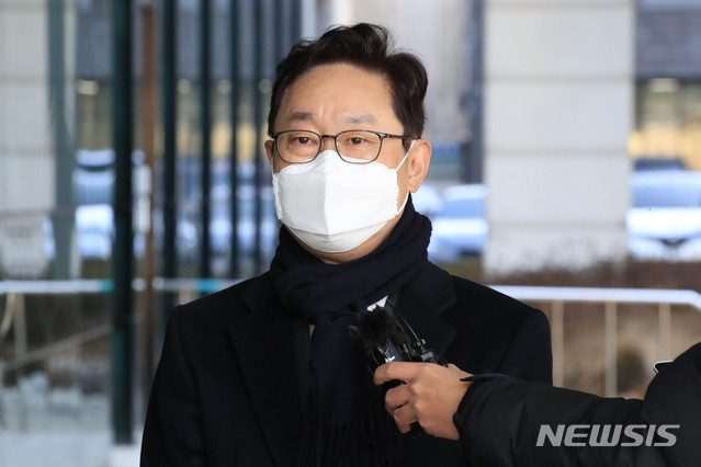 [서울=뉴시스] 박민석 기자 = 박범계 법무부 장관 후보자가 6일 오전 서울 서초구 서울고등검찰청에 마련된 인사청문회 준비 사무실로 출근하기에 앞서 취재진의 질문에 답변하고 있다. 2021.01.06. mspark@newsis.com