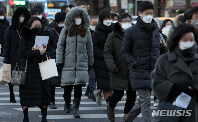 [서울=뉴시스]홍효식 기자 = 서울 아침 기온이 영하 12도 안팎까지 떨어진 6일 오전 서울 종로구 광화문사거리에서 시민들이 출근길 발걸음을 재촉하고 있다. 2021.01.06. yesphoto@newsis.com