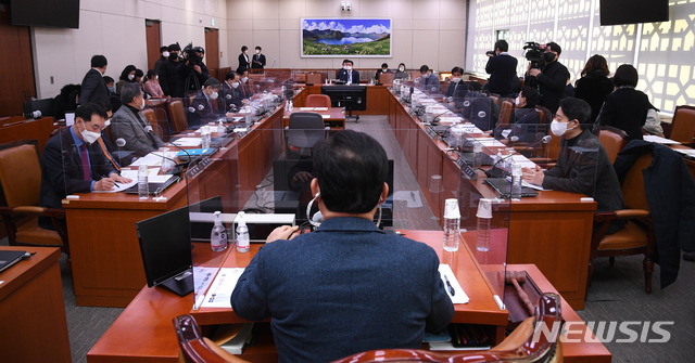 [서울=뉴시스]최동준 기자 = 6일 서울 여의도 국회 외교통일위원회에서 이란의 한국 선박 나포 관련 긴급 간담회가 열리고 있다. (공동취재사진) 2021.01.06. photo@newsis.com