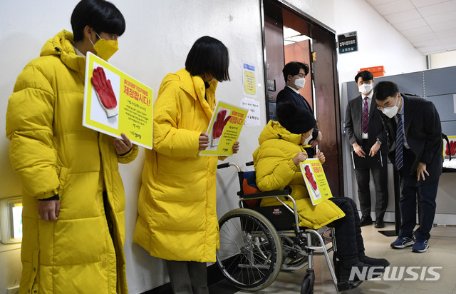 [서울=뉴시스]전진환 기자 = 류의당 강은미 원내대표, 장혜영, 류호정 의원이 6일 여의도 국회 법제사법위원회 법안심사제1소위원회 회의실 앞에서 더불어민주당 김남국 의원에게 인사하며 중대재해기업처벌법 제정을 촉구하고 있다. (공동취재사진) 2021.01.06. photo@newsis.com