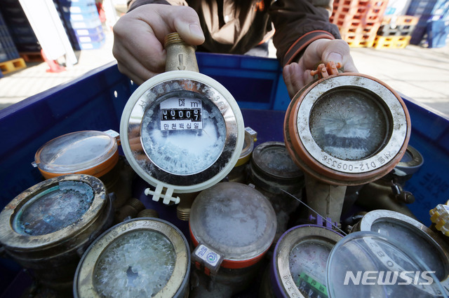 [서울=뉴시스]박미소 기자 = 북극발 한파로 서울 아침 최저기온이 영하 11도를 기록한 6일 오전 서울 종로구 효자가압장에서 한 관계자가 동파된 수도계량기를 정리하고 있다. 2021.01.06. misocamera@newsis.com