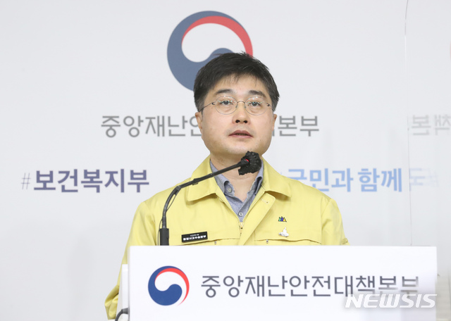 [세종=뉴시스]강종민 기자 = 윤태호 중앙사고수습본부 방역총괄반장(보건복지부 공공보건정책관)이 6일 오전 정부세종청사에서 신종 코로나바이러스 감염증(코로나19) 대응 현황을 브리핑 하고 있다. 2021.01.06.&nbsp; ppkjm@newsis.com