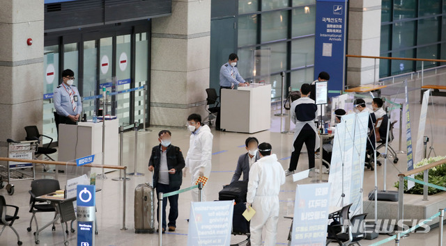 [인천공항=뉴시스]박주성 기자 = 국내에서 코로나19 영국, 남아공발 변이 바이러스 감염자가 추가로 확인되고 있는 가운데 지난 6일 오전 인천국제공항 제1여객터미널 입국장에서 방역 관계자들이 해외입국자들을 안내하고 있다. 2021.01.06. park7691@newsis.com