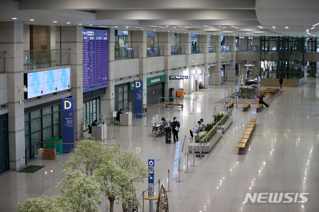 [인천공항=뉴시스]박주성 기자 = 국내에서 코로나19 영국, 남아공발 변이 바이러스 감염자가 추가로 확인되고 있는 가운데 지난 6일 오전 인천국제공항 제1여객터미널 입국장이 한산한 모습을 보이고 있다. 2021.01.06. park7691@newsis.com