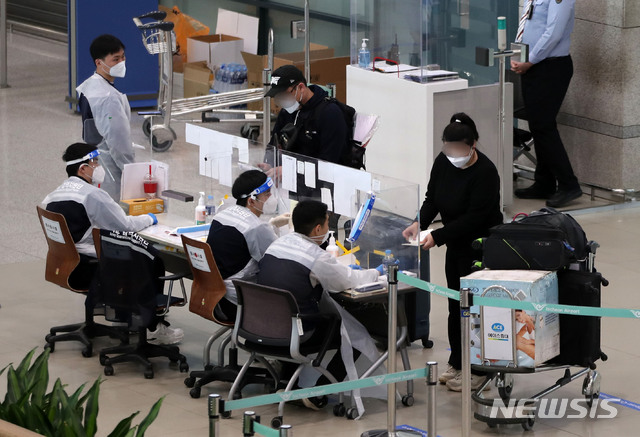 [인천공항=뉴시스]박주성 기자 = 국내에서 코로나19 영국, 남아공발 변이 바이러스 감염자가 추가로 확인되고 있는 가운데 6일 오전 인천국제공항 제1여객터미널 입국장에서 방역 관계자들이 해외입국자들을 안내하고 있다. 2021.01.06. park7691@newsis.com