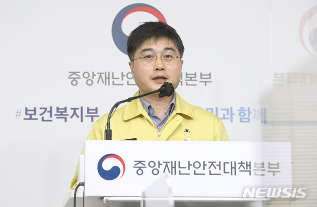 [세종=뉴시스]강종민 기자 = 윤태호 중앙사고수습본부 방역총괄반장(보건복지부 공공보건정책관)이 6일 오전 정부세종청사에서 신종 코로나바이러스 감염증(코로나19) 대응 현황을 브리핑 하고 있다. 2021.01.06.&nbsp; ppkjm@newsis.com